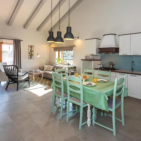 4 Bedroom In بيت للعطل *