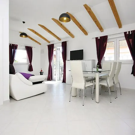 بيت للعطل 4 Bedroom In فوديس