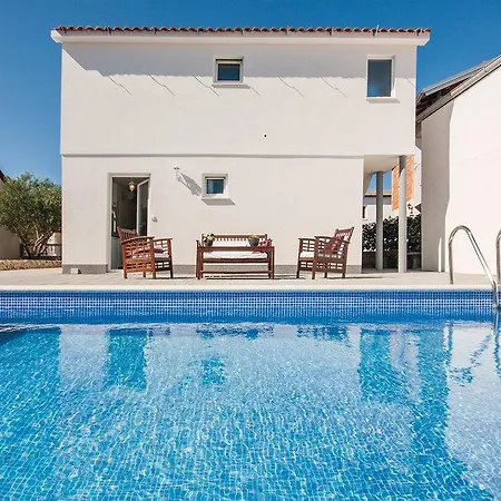 4 Bedroom In * فوديس