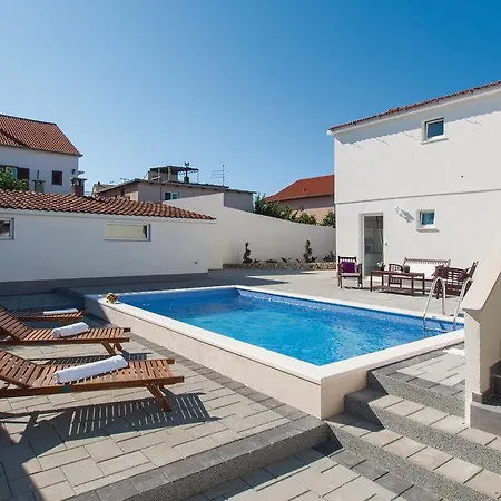 4 Bedroom In فوديس