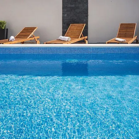 بيت للعطل 4 Bedroom In *