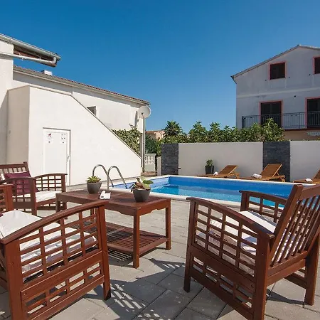 4 Bedroom In بيت للعطل *