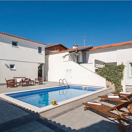 4 Bedroom In فوديس